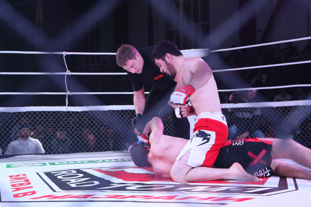 Ваха шанхоев мма. Хамхоев акрамат. Бои в ингушетии. Боец ингуш. Ингушетия борцы смешанных единоборств.